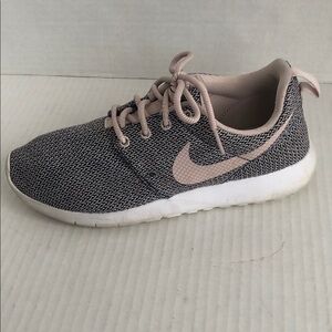 NIKE Roche Run Mesh Top Comfy Sneakers Size 7Y, 8.5 Women’s